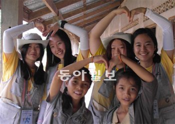 9일부터 18일까지 라오스 보리캄사이 주 팍산 시 폰시마을에 있는 팍산초등학교에서 봉사활동을 하고 있는 ‘삼성-동아일보 열린장학금’ 봉사단이 현지 학생들과 함께 환하게 웃으며 기념 촬영을 하고 있다. 팍산=박승헌 기자 hparks@donga.com