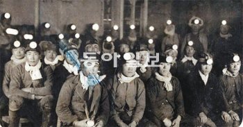 14일 국가기록원이 광복 67주년을 맞아 공개한 사할린 한인 관련 광복 전후 희귀 기록 중 강제 이주 노동자들이 탄광에서 교육받고 있는 모습. 국가기록원 제공