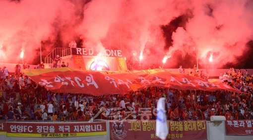 안양시민구단 창단을 바라는 안양FC 시민연대 관계자와 서포터들이 한국-잠비아전에서 응원전을 펼치고 있다. 안양｜김종원 기자