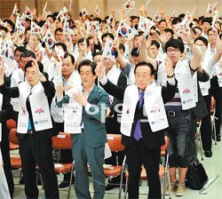 15일 경북도청 강당에서 열린 광복절 경축식에서 김관용 경북도지사 등 참석자 300여
명이 만세를 부르고 있다. 경북도 제공