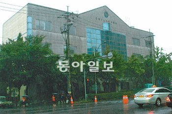 인천 부평구가 심각한 재정난에서 벗어나기 위해 최근 매각을 결정한 부평4동 부평구노인복지 회관. 이 건물은 감정가가 62억2900만 원에 이른다. 김영국 동아닷컴 객원기자 press82@donga.com