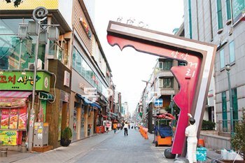 최근 만화캐릭터 등을 이용해 깔끔하게 정비된 경기 부천시 부천역 앞 ‘상상거리’모습. 부천시 제공