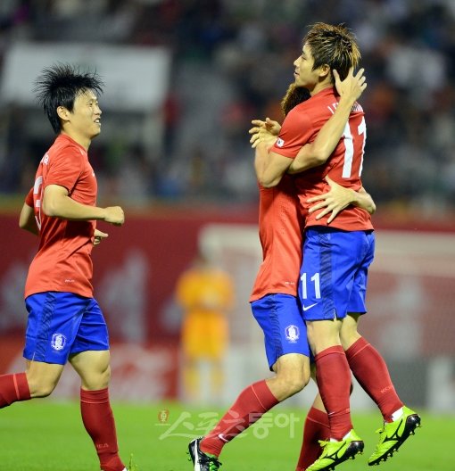 최강희 감독이 이끄는 축구국가대표팀이 15일 저녁 경기도 안양종합운동장에서 잠비아와 친선경기를 가졌다. 이근호가 후반전 두번째 골을 터트린 후 동료들과 기쁨을 나누고 있다. 안양ㅣ박화용 기자 inphoto@donga.com 트위터 @seven7sola