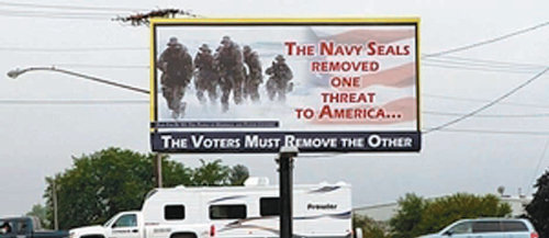 미국 애리조나 주 엘크하트 카운티에 설치된 옥외광고판에 미 특수부대 네이비실의 사진과 함께 ‘네이비실은 미국을 위협하던 존재 하나를 제거했다. 나머지 하나는 유권자들이 제거해야 한다’는 문구가 실려 있다. 강경 보수단체가 게재한 이 광고를 둘러싸고 주민들 간에 찬반 논쟁이 벌어지고 있다. 사진 출처 디엘크하트트루스