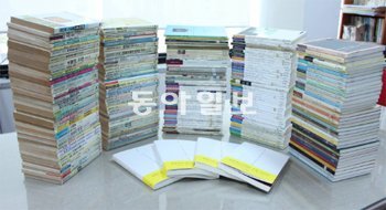 실천문학사의 ‘실천시선’ 200호 기념 시집 ‘나는 상처를 사랑했네’와 1984년 ‘시여 무기여’를 필두로 지금까지 발간된 시집들. 황인찬 기자 hic@donga.com