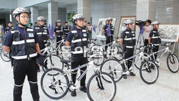 충북지방경찰청이 16일 자전거 순찰대 발대식을 가졌다. 12명으로 구성된 순찰대는 이날 오후부터 청주시민들의 대표적 생활체육장소인 무심천 자전거도로와 산책로에서 범죄예방 활동에 들어갔다. 충북경찰청 제공