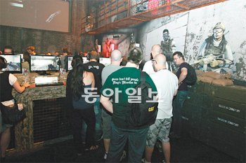 유럽 최대 게임전시회 ‘게임스컴’ 가보니 15일(현지 시간) 독일 쾰른에서 개막된 ‘게임스컴 2012’에서 관람객들이 넥슨의 게임 ‘쉐도우 컴퍼니’를 직접 해보기 위해 모여 있다. 한국은 세계 3대 게임쇼로 꼽히는 이번 행사의 공동 주최국이다. 넥슨 제공