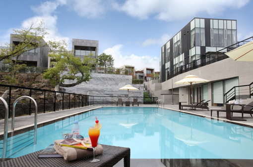 롯데호텔 제주가 서귀포 중문 한라산 능선에 지은 명품 리조트 ‘아트 빌라스’. 세계적인 건축 거장들이 제주의 자연을 모티브로 설계했다. 사진제공｜롯데호텔