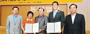 16일 전북도청에서 열린 ‘2012 런던 올림픽 체조 금메달리스트 양학선 선수 러브하우스 기증 협약식’에서 김완주 전북지사(왼쪽)와 양 선수의 어머니(왼쪽에서 두 번째) 등이 기념촬영을 하고 있다. 김광오 기자 kokim@donga.com