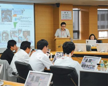 중국 인도 등에서 해외지역전문가 과정을 마친 SK네트웍스 직원들이 지난달 11일 이 회사 이창규 사장 앞에서 사업 아이템을 발표하고 있다. SK네트웍스 제공