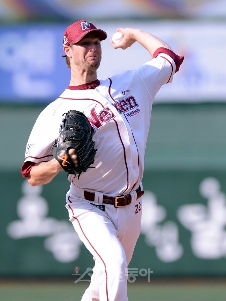 17일 서울 목동야구장에서 열린 2012 프로야구 4위 넥센히어로즈 대 3위 롯데자이언츠 경기에 선발 등판한 넥센 밴헤켄이 역투하고 있다. 목동｜김종원기자 won@donga.com 트위터 @beanjjun