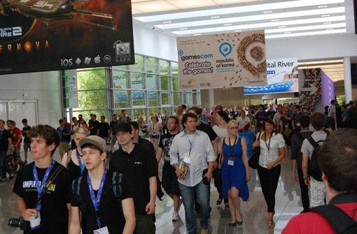 19일까지 독일 쾰른의 쾰른메세에서 열리는 세계 최대 규모의 게임전시회 ‘게임스컴 2012’에서 한국 업체의 신작 게임들이 큰 관심을 얻고 있다. 세계 각국에서 몰려든 입장객들로 붐비는 게임스컴 행사장. 사진제공｜엔씨소프트