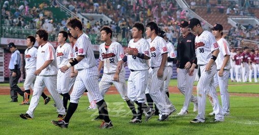 17일 부산 사직야구장에서 열린 2012 프로야구 3위 롯데자이언츠 대 6위 넥센히어로즈 경기에서 0-2 영봉패를 당하며 3연패에 빠진 롯데 선수들이 경기 종료 후 덕아웃으로 향하고 있다. 사직｜김종원기자 won@donga.com 트위터 @beanjjun