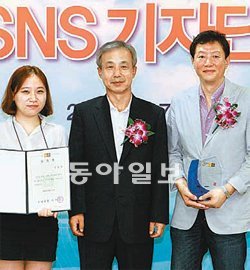 김난도 서울대 교수(오른쪽)가 이현동 국세청장(가운데), SNS 기자와 함께 기념촬영을 하고 있다. 장윤정 기자 yunjung@donga.com