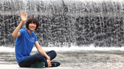 2012년 런던 올림픽을 통해 글로벌 슈퍼 스타임을 입증한 김연경이 서울 종로구 세종로 동아미디어센터 인근 청계천을 배경으로 손을 흔들고 있다. 장승윤 기자 tomato99@donga.com