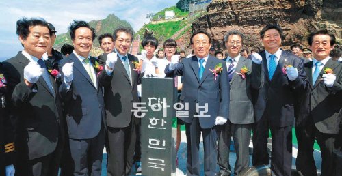 李대통령 친필 ‘독도 표지석’ 제막 19일 오전 경북 울릉군 독도 동도 망양대에서 ‘독도 표지석’ 
제막식이 열렸다. 망양대 국기게양대 앞에 설치된 표지석에는 이명박 대통령이 친필로 쓴 ‘독도’ ‘대한민국’ ‘이천십이년 여름 
대통령 이명박’이라는 글자가 새겨져 있다. 왼쪽부터 최수일 울릉군수, 이병석 국회 부의장, 맹형규 행정안전부 장관, 김관용 
경북지사, 김찬 문화재청장, 송필각 경북도의회 의장, 이영우 경북도교육감. 경북도 제공