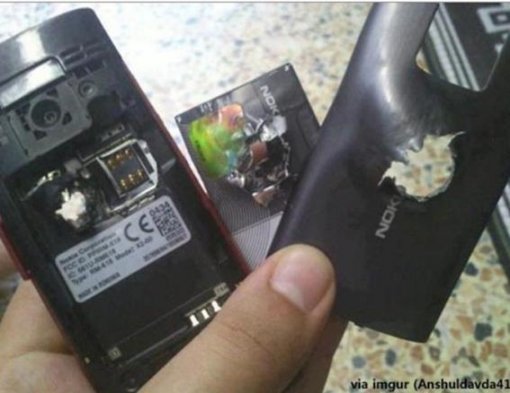 총알 막은 휴대폰. 사진출처=인터넷 커뮤니티