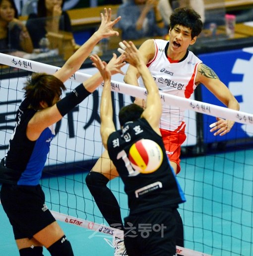LIG손해보험 김요한(오른쪽)이 20일 수원실내체육관에서 열린 2012 수원컵 프로배구대회 현대캐피탈과 경기에서 상대 블로킹을 
뚫고 공격을 성공시키고 있다. 수원｜박화용 기자 inphoto@donga.com 트위터 @seven7sola