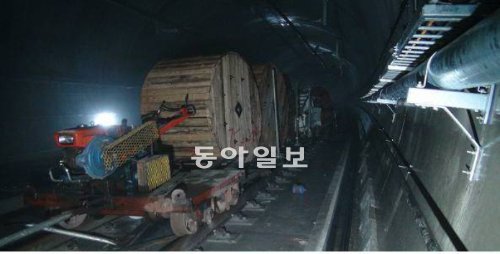 20일 오전 1시 32분경 서울 마포구 중동 경의선 가좌역 2공구 지하 3층 공사 현장에서 경운기가 케이블 드럼(원형의 목재포장 케이블 뭉치)을 밀고 가다 앞서 가던 1t 트럭을 추돌했다. 이 사고로 케이블이 트럭으로 굴러가 차에 타고 있던 9명의 인부들이 케이블에 깔리고 이 중 한 명이 숨졌다. 마포경찰서 제공