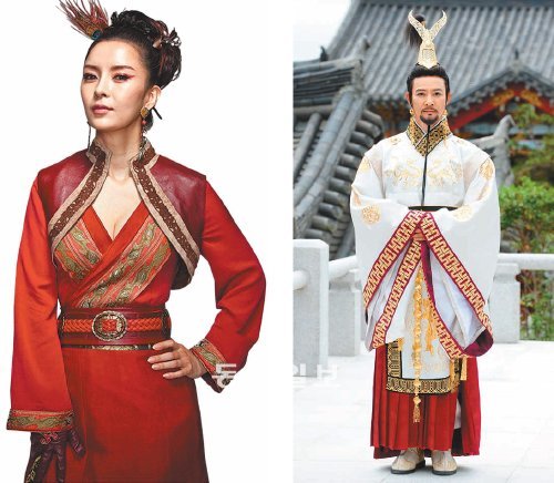 SBS ‘신의’에서 팜파탈로 나오는 화수인(신은정)은 가슴이 깊게 파인 중국 스타일의 의상을 입는다. KBS ‘대왕의 꿈’ 무열왕(최수종)도 흰색 의상에 V자형 관을 쓰는 등 현대적 상상력을 더했다. KBS SBS 제공