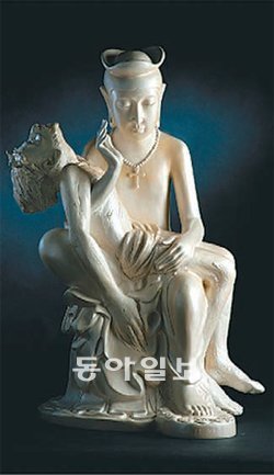 부처가 예수를 안고 있는 박상희씨의 ‘피에타’. 갤러리 도스 제공