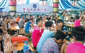올해로 22회를 맞는 중국 칭다오국제맥주축제에는 행사가 열리는 보름 동안 무려 300만 명의 관광객이 찾는다. 칭다오=이기진 기자 doyoce@donga.com