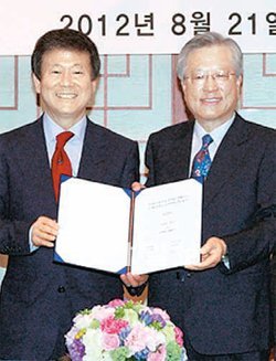 이석채 KT 회장(오른쪽)과 이승한 홈플러스 회장이 알뜰폰 사업 협약을 체결한 뒤 기념사진을 찍고 있다. KT 제공