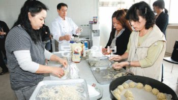 충북 괴산군 이주여성들이 지역 특산물을 이용해 한국 고유의 전통적인 맛에다 고국 음식의 장점을 더해 만든 임꺽정 만두가 다음 달부터 출시된다. 괴산군 제공
