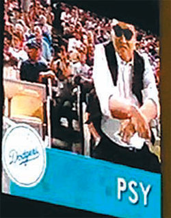 20일 미국 로스앤젤레스 다저스타디움에서 야구경기를 관전하던 싸이가 카메라가 자신을 비추자 자리에서 일어나 ‘말춤’을 추고 있다. 사진 출처 유튜브