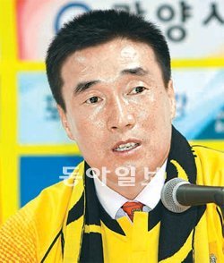 프로축구 전남의 사령탑에 오른 하석주 감독. 명문 구단의 영광을 되살리기 위한 팀 재구성에 심혈을 기울이고 있다. 전남 제공