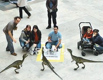 해외 쇼핑몰에 설치된 내셔널지오그래픽의 증강현실 옥외광고. 공룡들이 실제 뛰어노는 것 같이 보인다. SK마케팅앤컴퍼니 제공