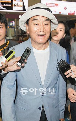 귀국 이재오 “당내 민주화 중요” 새누리당 이재오 의원이 22일 우크라이나 특사 방문을 마치고 인천공항을 통해 귀국하는 길에 기자들의 질문에 답하고 있다. 인천=김동주 기자 zoo@donga.com