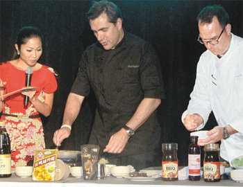 21일 뉴욕에서 한국요리 만들기를 시연하는 요리사 토드 잉글리시 씨(가운데).