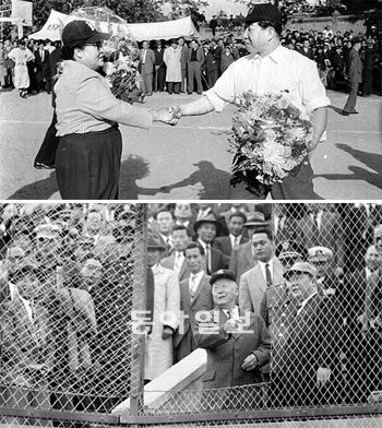 국가기록원이 ‘야구의 날’(23일)을 맞아 추억의 야구 자료 43건을 22일 공개했다. 고 김두한의원(위 사진 오른쪽)이 1956년 배재구장에서 열린 여야 친선야구대회에서 고 김철안 의원과 악수하고 있다. 이승만 전 대통령이 1958년 미국 프로야구 세인트루이스 내한 기념 한미 야구대회에서 관중석에서 포수를 향해 시구를 하는 모습도 이채롭다(아래 사진). 국가기록원 제공