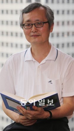 민문홍 서강대 대우교수는 “뒤르켕의 박사논문인 ‘사회분업론’은 이후 뒤르켕 저작 10여 권에 전개된 사상을 모두 품고 있는 중요한 책”이라고 강조했다. 홍진환 기자 jean@donga.com