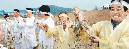 지난해 안동 낙동강변에서 열린 누치 천렵에서 주민들이 명주그물로 잡은 누치를 보여주고 있다. 안동 전통문화콘텐츠개발사업단 제공