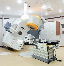 영남대병원이 도입한 첨단 암 치료기기 노발리스 티엑스. 영남대병원 제공