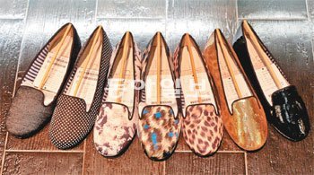 갤러리아백화점 명품관 이스트 3층 신발 편집매장 ‘블랙’에서 발견한 ‘찰스필립상하이’의 신상 슬립온 시리즈. 도트와 호피 무늬, 메탈 소재까지 이용한 다양한 디자인이 나와 있다. 갤러리아백화점 제공