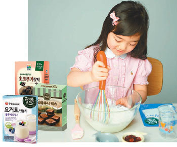 한 어린이가 ‘큐원 홈메이드 아이스크림 만들기’ 제품으로 아이스크림을 만들고 있다. 왼쪽은 최근 출시된 DIY형 식품들. 각 업체 제공
