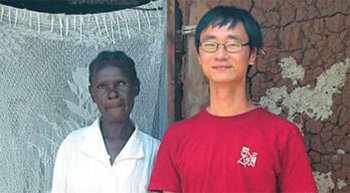 자신이 설립한 ‘원에이커펀드’의 도움을 받는 아프리카 농민과 함께한 앤드루 윤 씨(오른쪽). 그는 “이론대로라면 인류의 빈곤은 1세기 전에 없어졌어야 한다”며 “문제는 분배”라고 강조했다. 노스웨스턴대 캘로그경영대학원 홈페이지