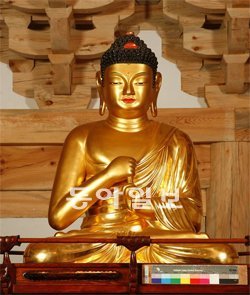 합천 해인사 법보전 목조비로자나불좌상. 문화재청 제공