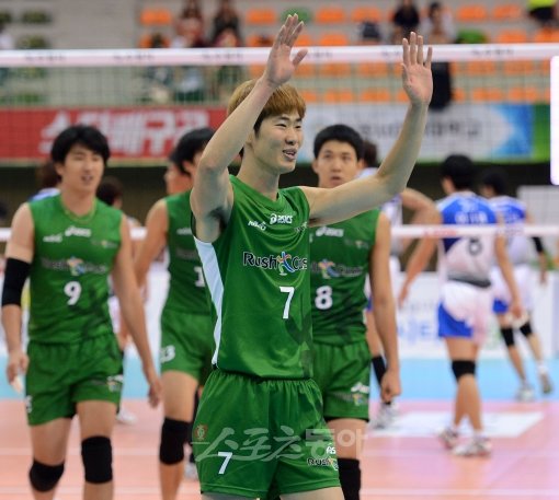 러시앤캐시 최귀엽(앞)이 23일 수원실내체육관에서 열린 2012 수원컵 프로배구대회 B조 경기에서 KEPCO를 꺾고 4강행을 확정한 뒤 기뻐하고 있다. 수원｜김종원 기자 won@donga.com 트위터 beanjjun