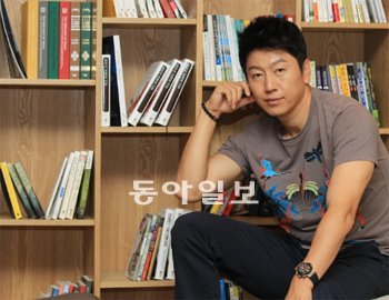 배우 김수로는 드라마 ‘신사의 품격’에 나오는 꽃중년 4인이 자신이 추구하던 이상적인 친구들이라고 한다. 친구와의 우정은 그가 가장 좋아하는 코드다. 신원건 기자 laputa@donga.com