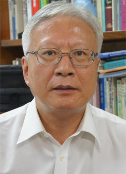 21일 서울 종로구 연건동 연구실에서 본보 기자와 인터뷰하고 있는 이윤성 서울대 의과대 법의학연구소 교수.