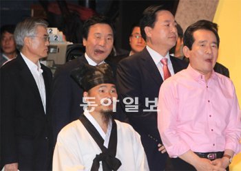 입 먼저 풀고… 민주통합당 대선 경선후보들이 23일 서울 여의도 MBC 스튜디오에서 열린 방송토론회를 기다리고 있다. 토론에 앞서 입을 푸는 모습이 눈길을 끈다. 왼쪽부터 문재인 손학규 김두관 정세균 후보. 앞쪽은 방청객으로 참석한 김봉곤 청학동예절학교 훈장. 사진공동취재단