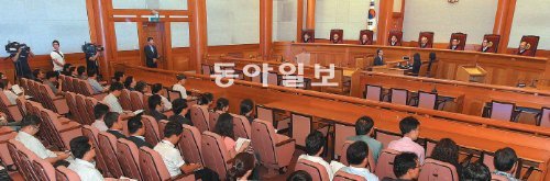 23일 서울 종로구 헌법재판소에서 재판관들이 인터넷 본인확인제, 낙태금지, 학교운영지원비 등에 대한 결정을 내리고 있다. 헌법재판소는 이날 
인터넷 본인확인제와 학교운영 지원비, 시청자에 대한 사과에 대해서는 위헌 결정을, 낙태금지에 대해서는 합헌 결정을 내렸다. 연합뉴스