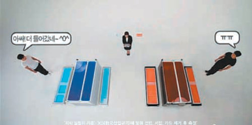 삼성전자가 유튜브에 공개한 냉장고 용량 실험 동영상의 한 장면. 왼쪽이 삼성전자의 857L 지펠, 오른쪽은 ‘타사 냉장고’로 표기된 LG전자의 870L 디오스다. 유튜브 화면 캡처