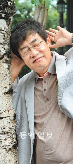 SBS ‘힐링캠프, 기쁘지 아니한가’로 제2의 전성기를 구가 중인 이경규는 ‘나무의 목소리도 듣겠다’며 귀를 댔다. 그는 “요즘 사람들이 원하는 건 ‘치유’와 ‘소통’이라고 생각해 인터뷰하는 누구든 마음속 이야기를 많이 하도록 유도했다”고 말했다. 신원건 기자 laputa@donga.com