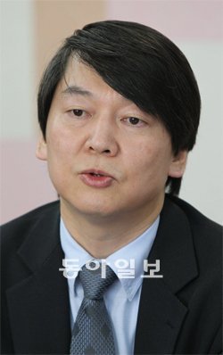안철수 서울대 융합과학기술대학원장이 24일 자신을 둘러싼 룸살롱 출입 논란에 대해 사실 왜곡이라고 직접 반박에 나섰다. 동아일보DB