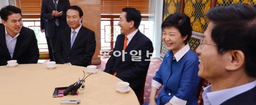 새누리당 박근혜 대선후보가 24일 서울 여의도 한 식당에서 당 대선 경선 주자들과 담소를 나누며 환하게 웃고 있다. 왼쪽부터 김태호 의원, 임태희 전 대통령실장, 안상수 전
인천시장, 박 후보, 김문수 경기지사. 사진공동취재단